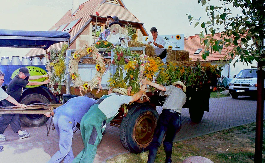 Festumzug zum 4. Kreiserntefest 2004, Erntewagen schieben