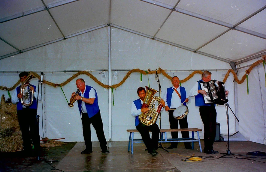 4. Kreiserntefest in Lüdersdorf, fünf Männer musizieren
