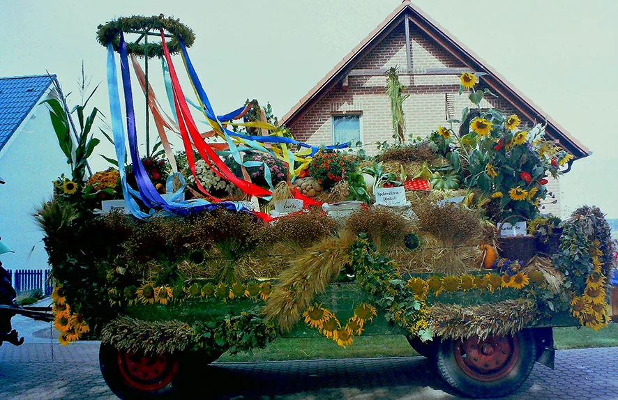 Festumzug zum 4. Kreiserntefest 2004, geschmückter Festumzugswagen