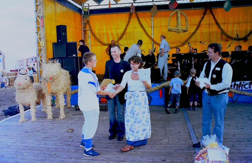 4. Kreiserntefest in Lüdersdorf, Hand schütteln