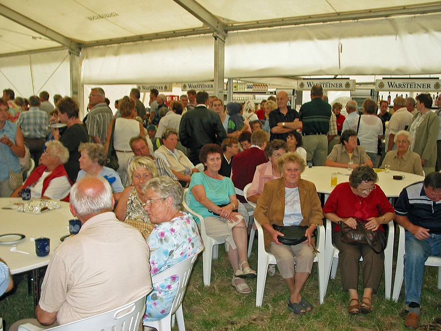 4. Kreiserntefest in Lüdersdorf, Besucher in Festzelt