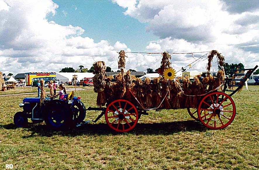 4. Kreiserntefest in Lüdersdorf, geschmückter Erntewagen