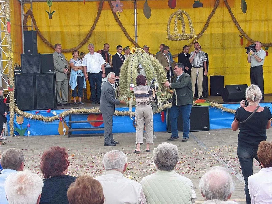 4. Kreiserntefest in Lüdersdorf, der Ährenkranz wird übergeben