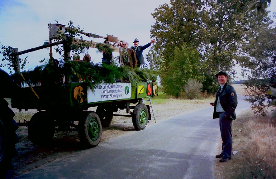 Festumzug zum 4. Kreiserntefest 2004, Winkende auf Erntewagen