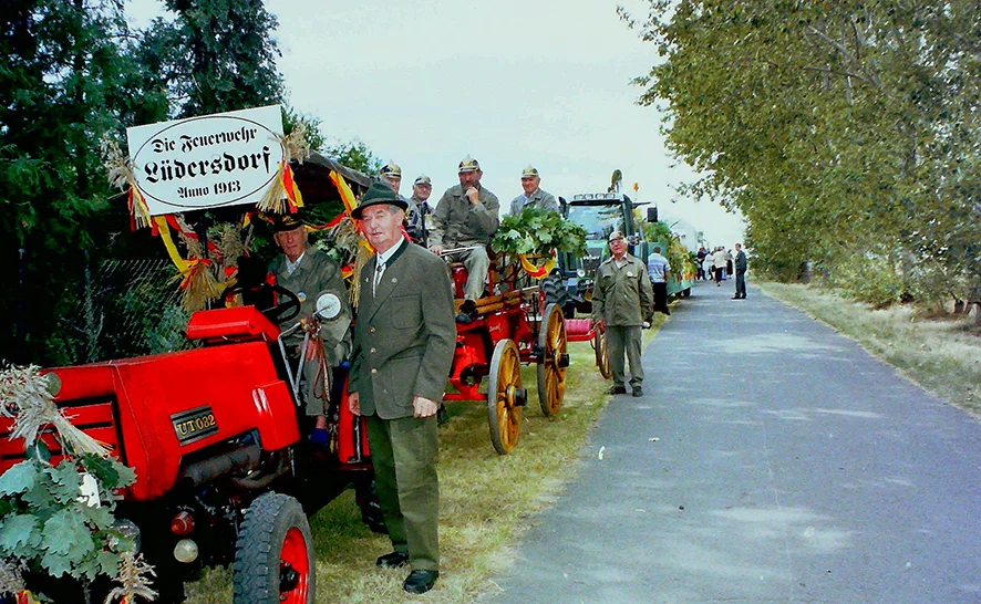 Festumzug zum 4. Kreiserntefest 2004, die Kameraden der Feuerwehr warten auf ihren Auftritt beim Festumzug