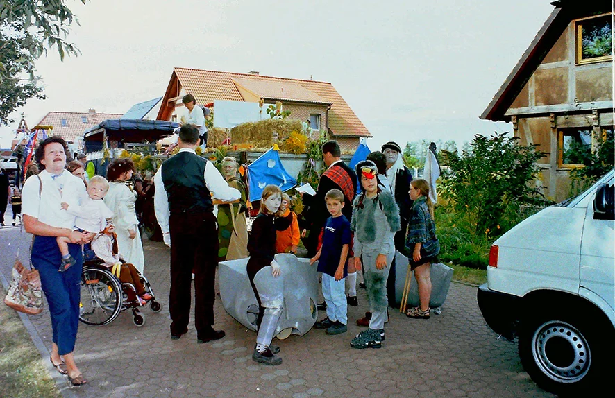 Festumzug zum 4. Kreiserntefest 2004, Warten auf den Beginn des Festumzugs