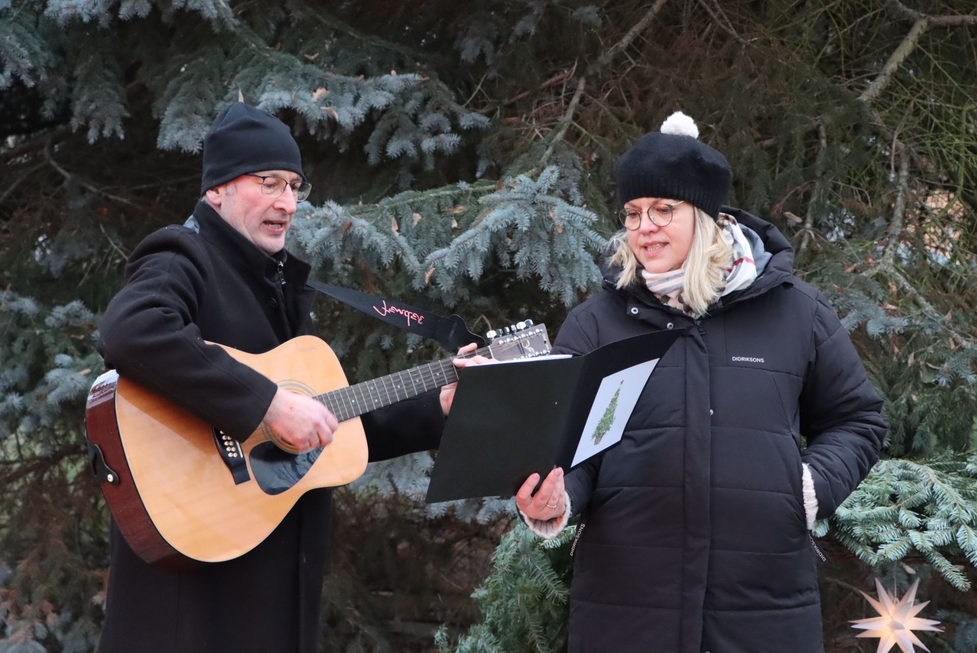 Dietmar und Nicole Ertel stimmen Weihnachtslieder an (2022)