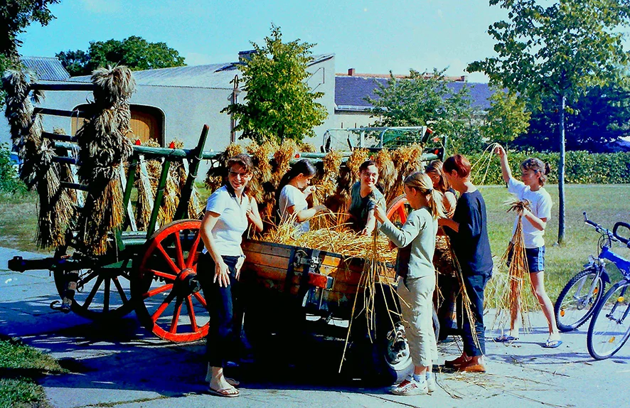 Die Erntewagen werden geschmückt.