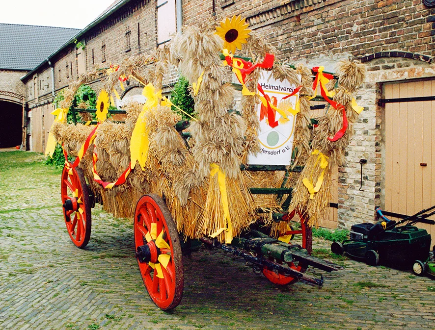 Erntewagen des Lüdersdorfer Heimatvereins mit Bändern, Flaggen, Getreide und Sonnenblumen geschmückt.