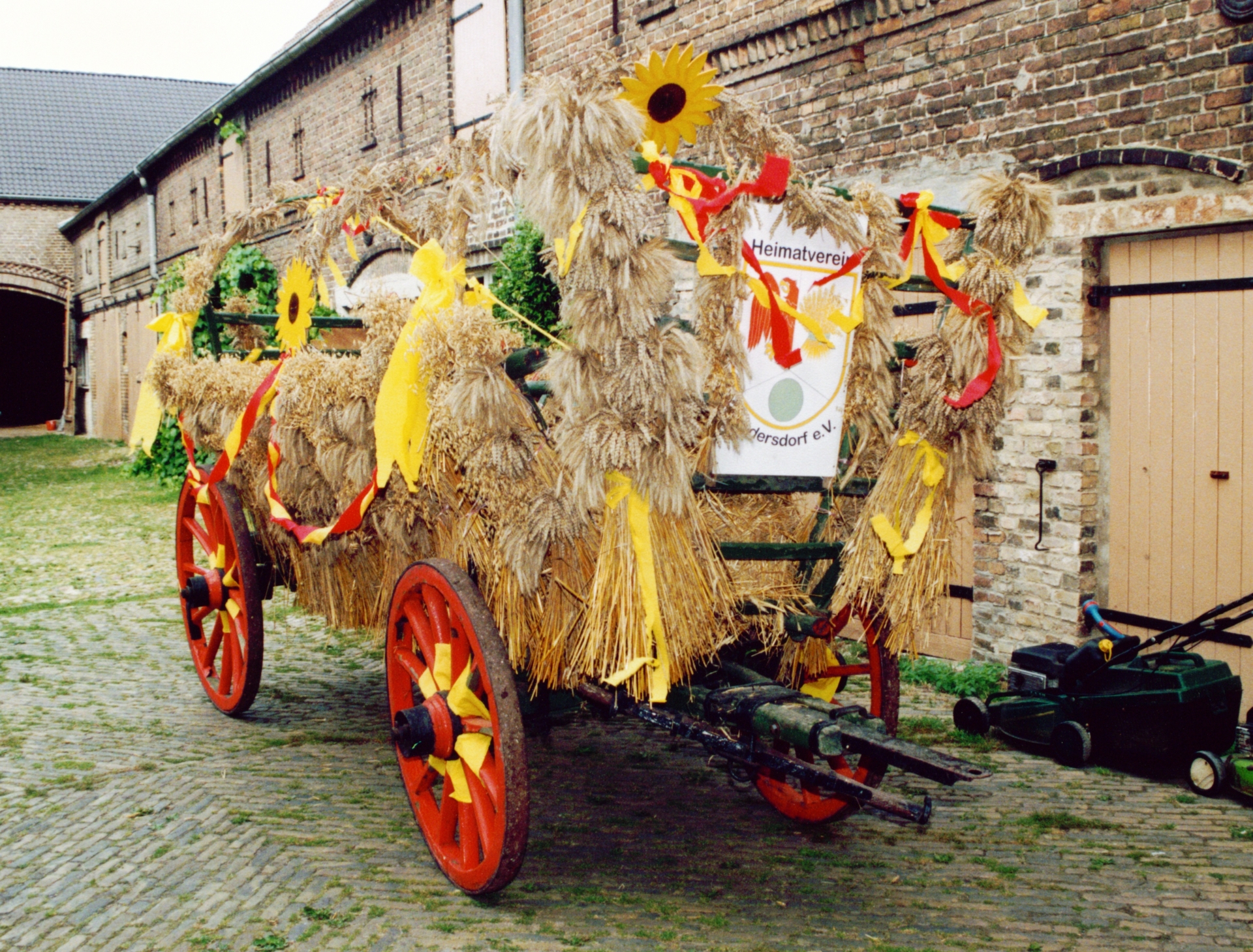 Selbstgestalteter Erntewagen für den Umzug zum Erntefest (2004)