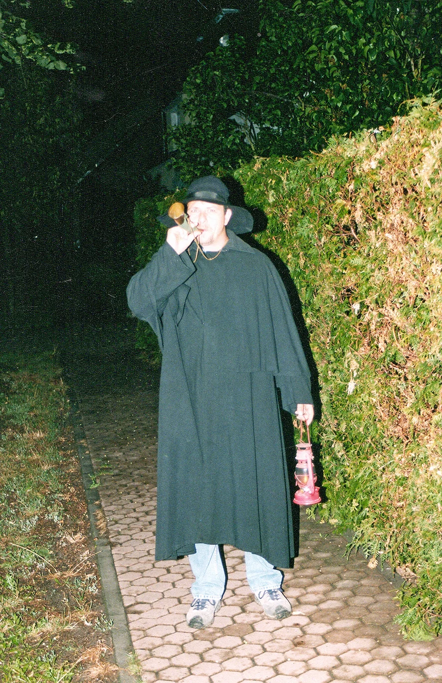 Der Nachtwächter geht durch das Dorf.