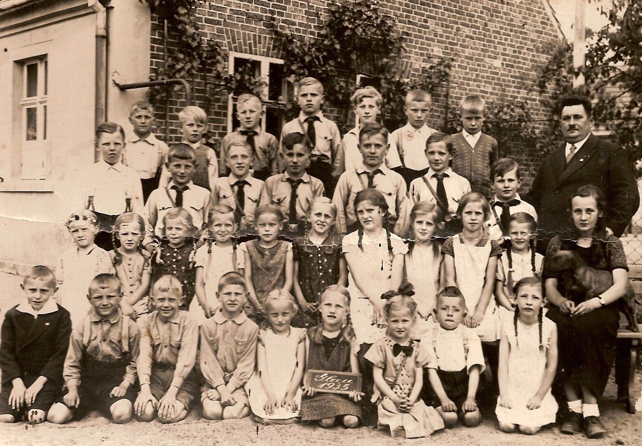 Schulklasse vor der Dorfschule (1935)
