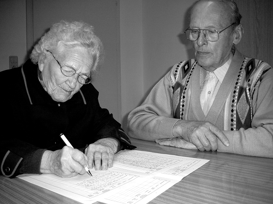 Frieda Meier bei einer Unterschriftensammlung gegen die Zwangseingemeindung,rechts Horst Schulze Ortsbürgermeister