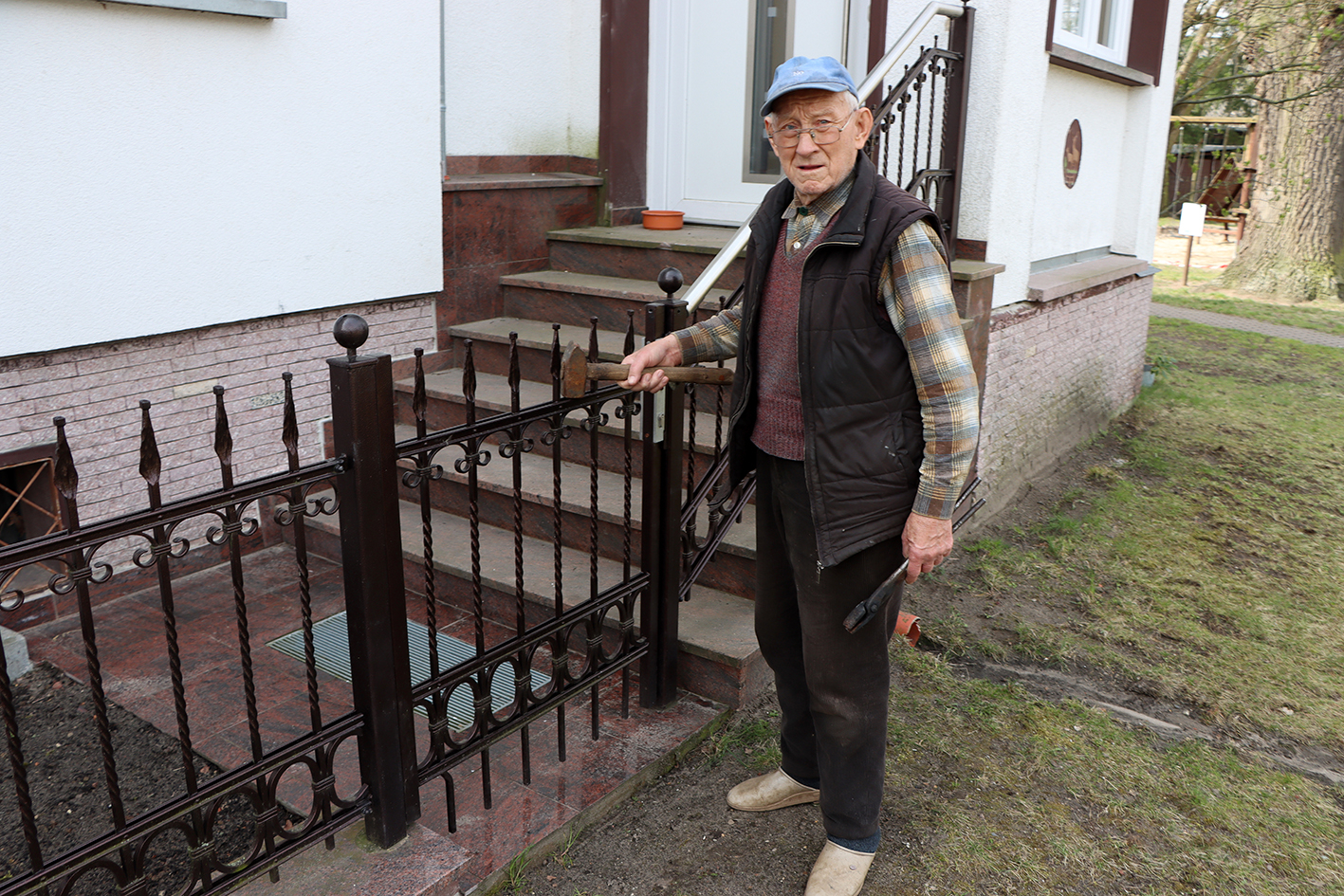 Im Alter von über 90 Jahren hat er diesen Zaun am Haus angefertigt