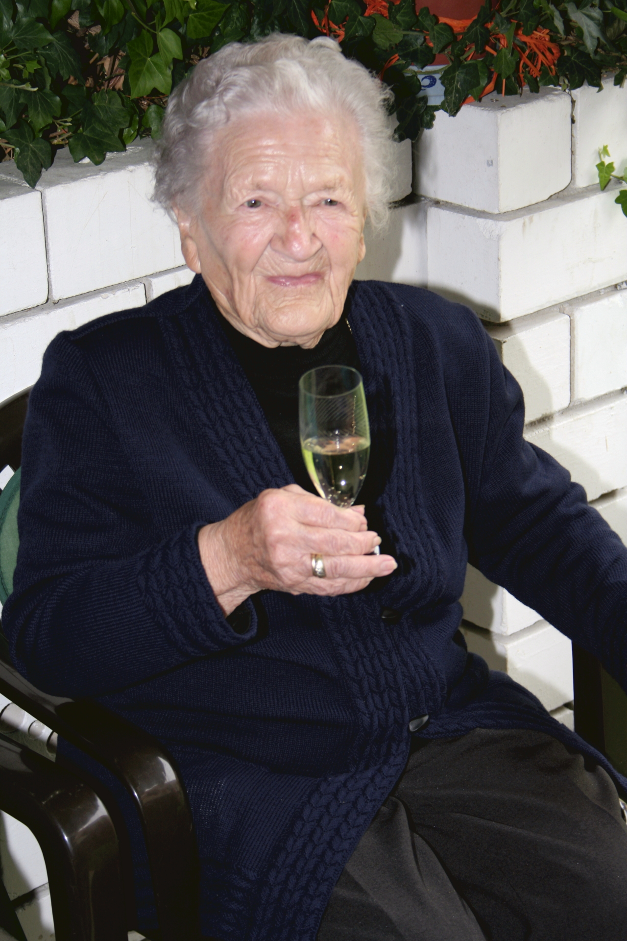 Prost auf Frieda Meiers 90. Geburtstag 2006