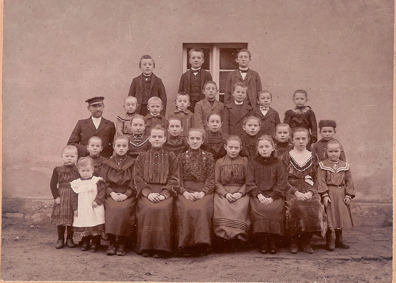 Schulklasse in Glau um 1900