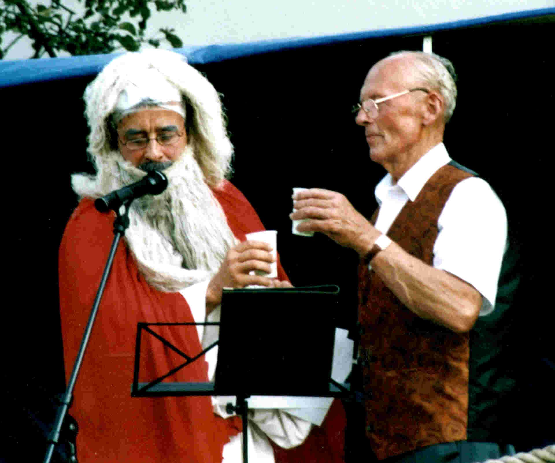 Miraculix und Bürgermeister Horst Schulze verteilen beim Dorffest 2002 den Zaubertrank