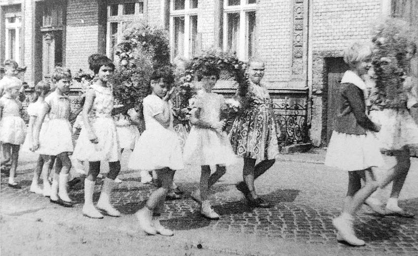 Wiesenhagen Kinderfest Mädchen mit Blumenkränzen, 1962