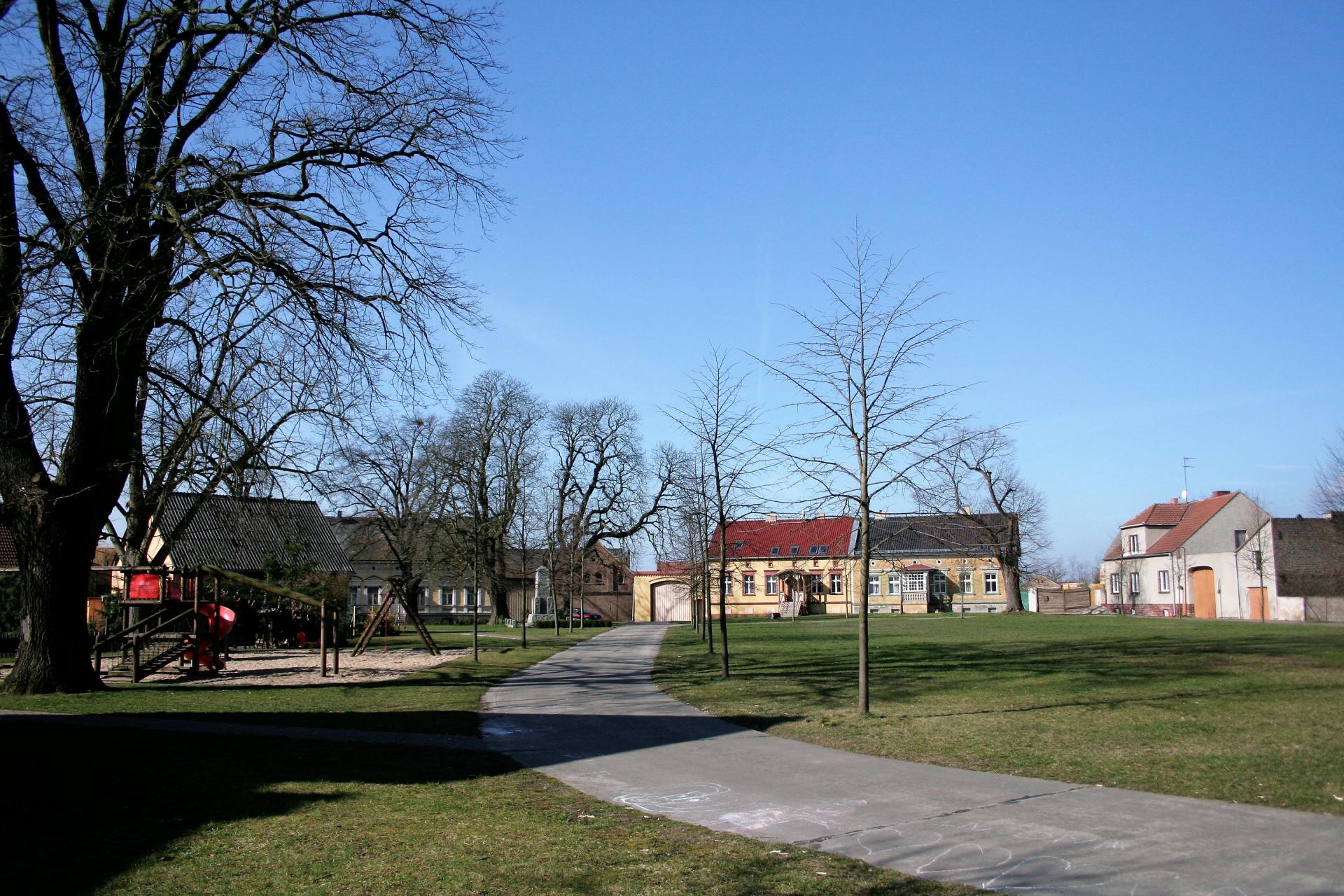 Teilansicht des Rundlings in Lüdersdorf mit Spielplatz