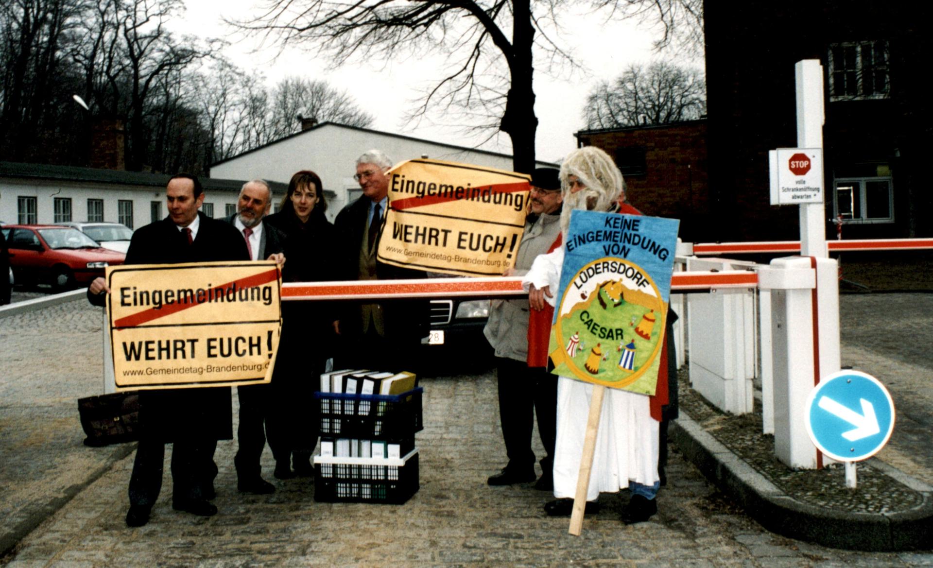 2003 Druide Miraculix mit Vertretern der Volksinitiative am Landtag