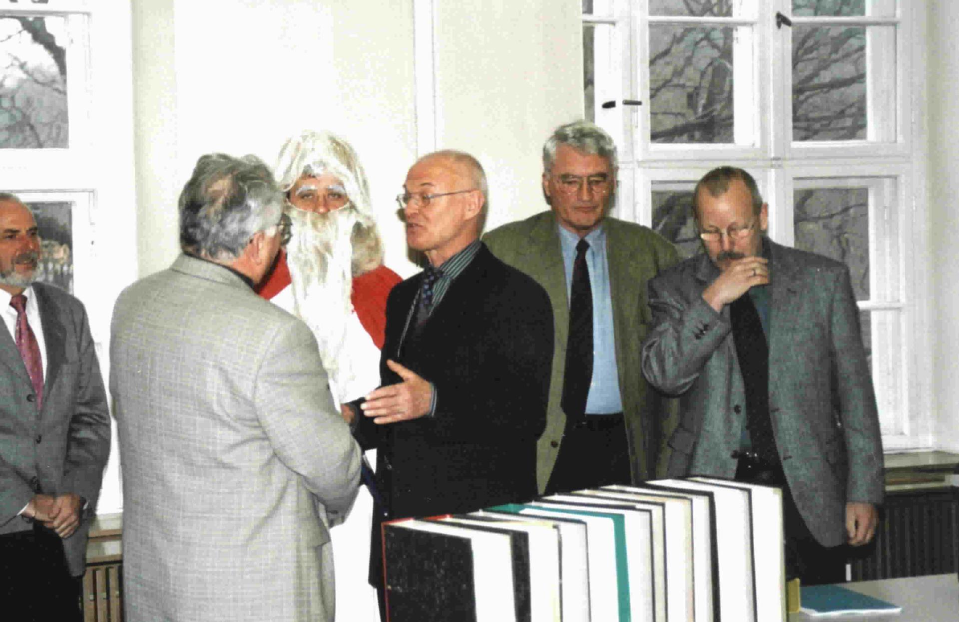 Abgabe der gesammelten Unterschriften im Landtag, in der Mitte Landtagspräsident Knoblich, rechts Christoph Krüger 2003