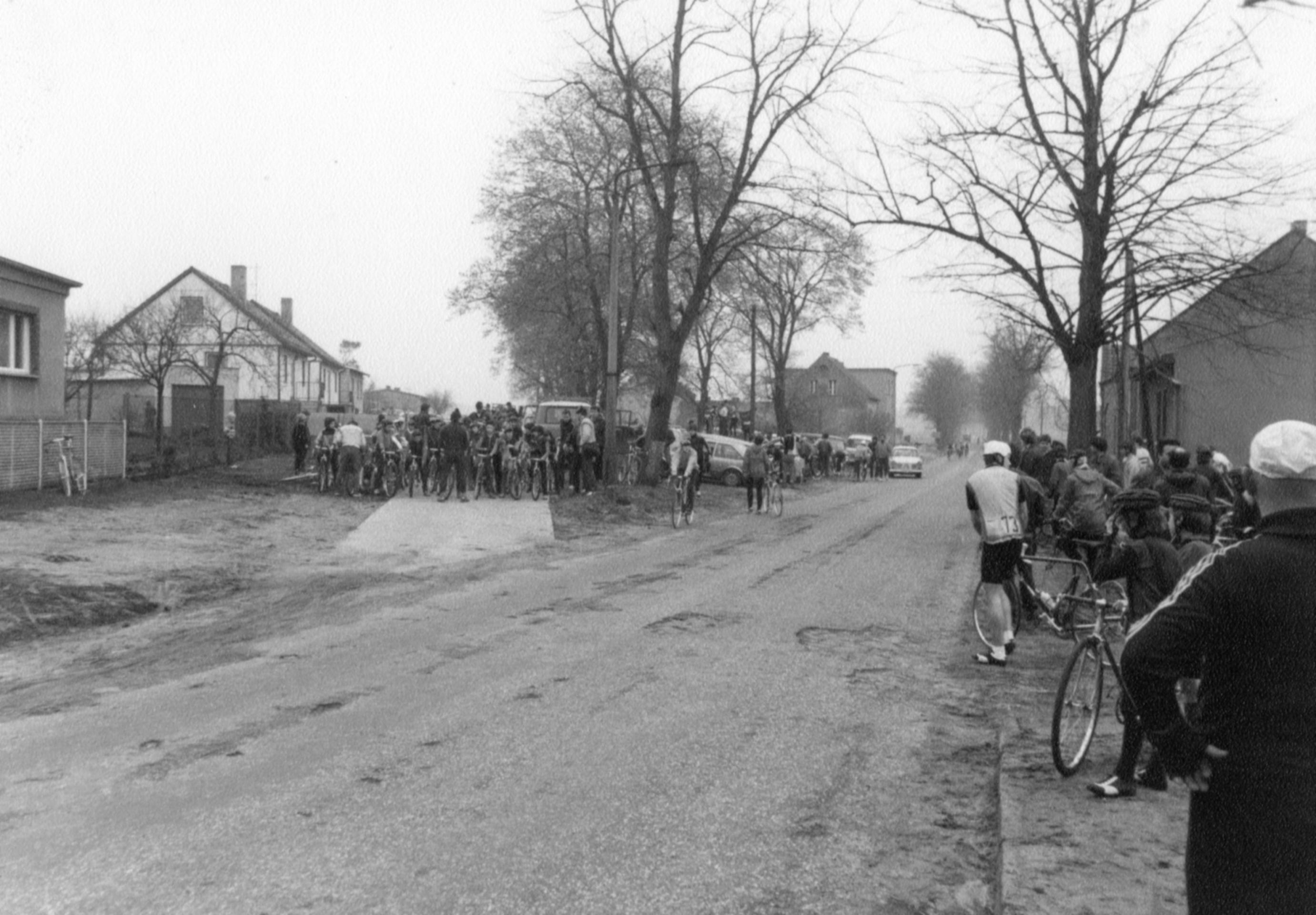 Start des Radrennens in Lüdersdorf am Dorfausgang Richtung Sperenberg 1986