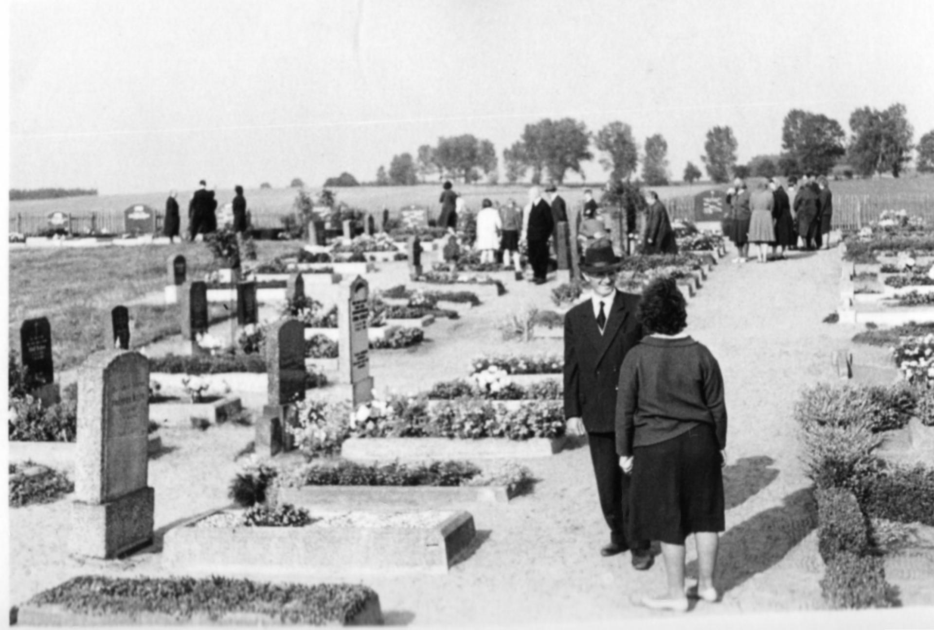 Besichtigung des neuen Friedhofs am Tag der Eröffnung 1965
