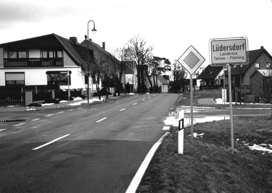Der Ortseingang Lüdersdorf mit dem Ortseingangsschild vor der Eingemeindung