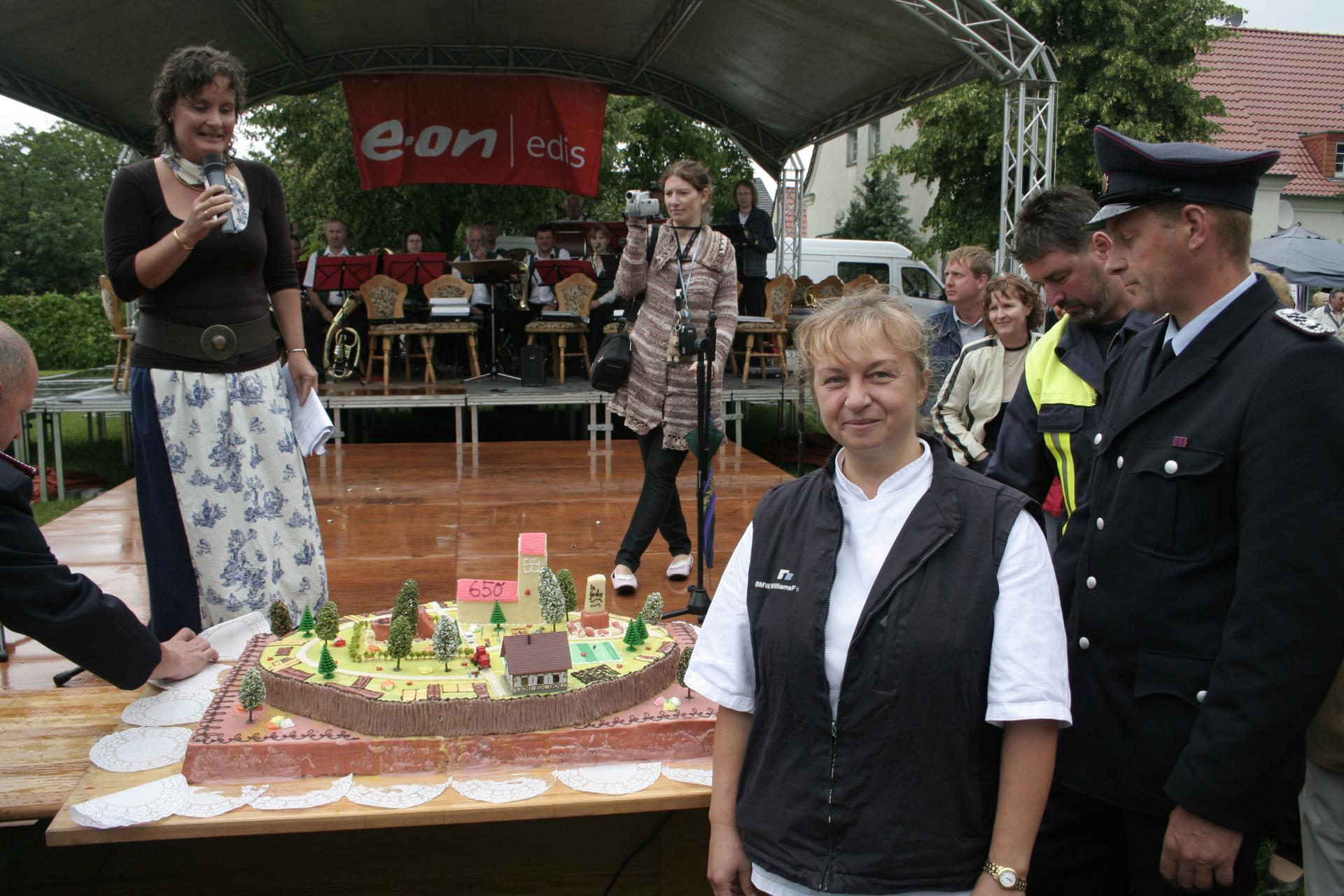 Selbst gebackene Torte mit einer Ansicht von Lüdersdorf von Heike Lehmann