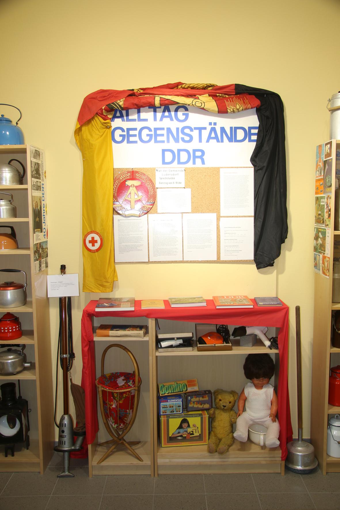 DDR-Alltagsgegenstände: DDR-Fahne, Puppe,  Gesellschaftsspiele