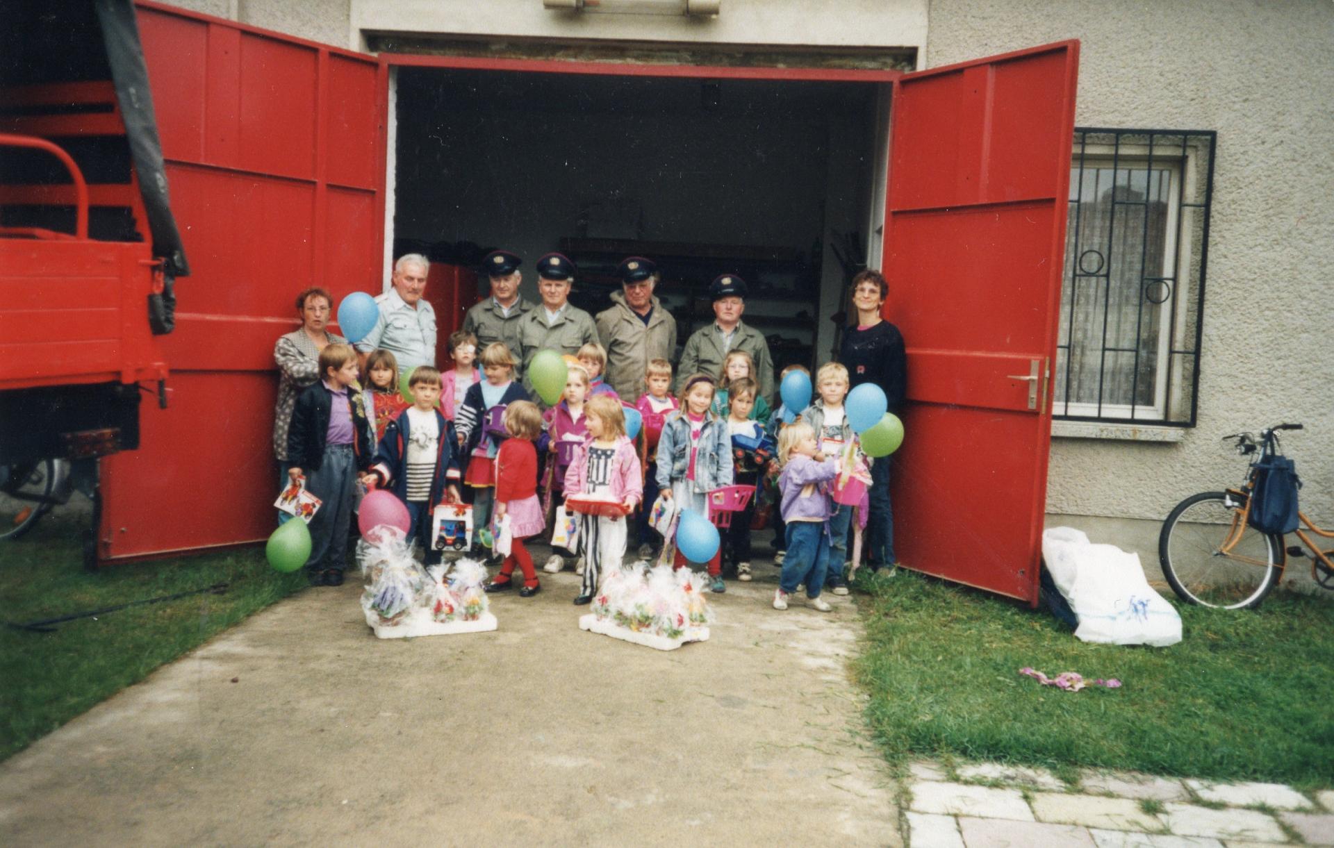 Die Kinder des Kindergartens besuchen die Freiwillige Feuerwehr Lüdersdorf