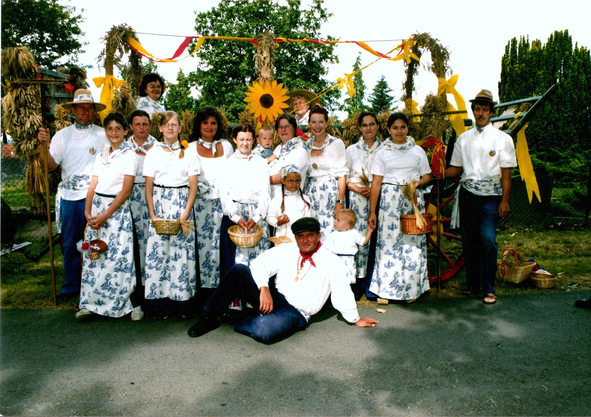 Mitglieder des Lüdersdorfer Heimatverein e.V. mit ihren Trachten zum Gruppenfoto aus Anlass des Kreiserntefestes 2004 in Lüdersdorf