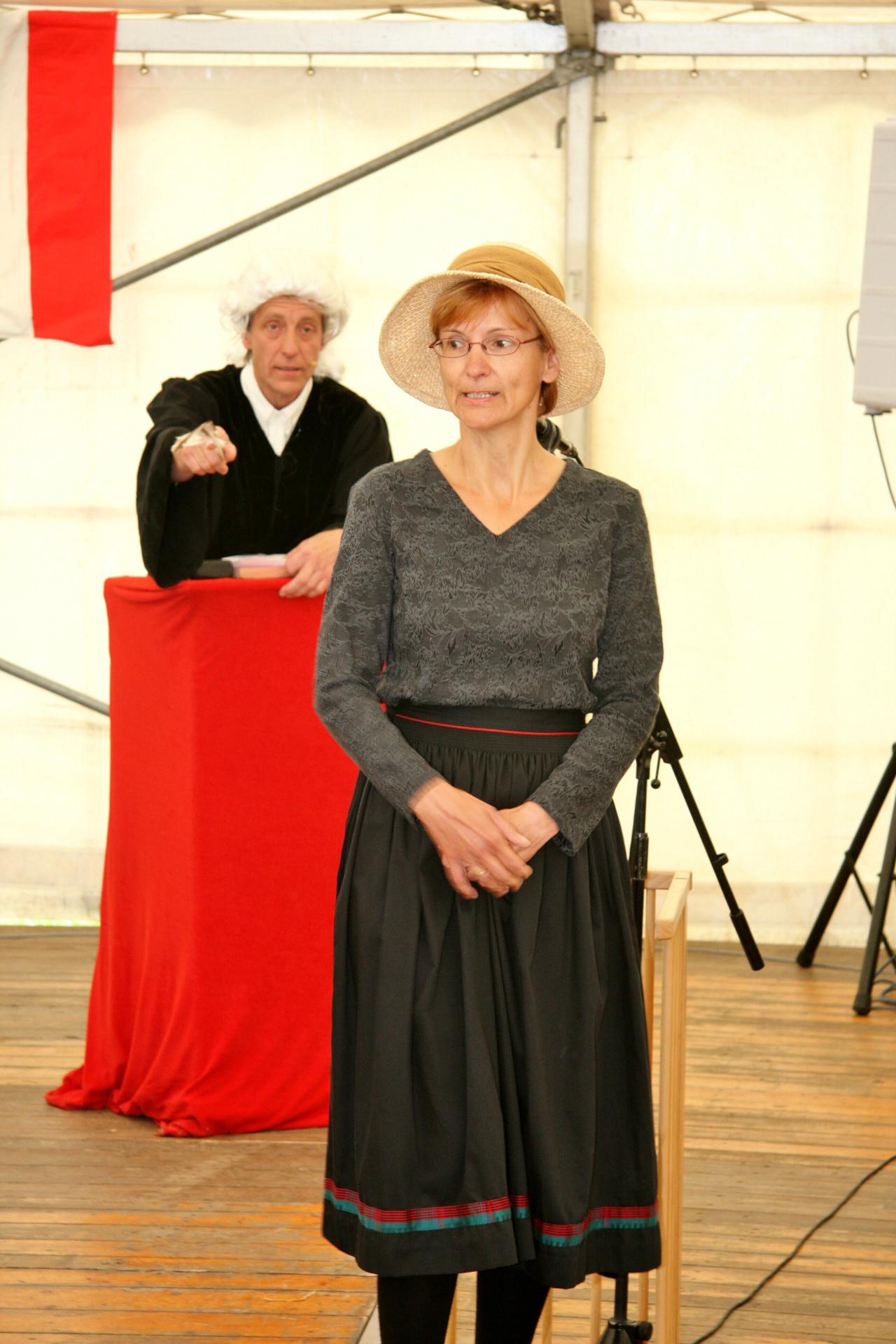 Elke Königsmann spielt eine Bauernfrau im Gerichtssaal...