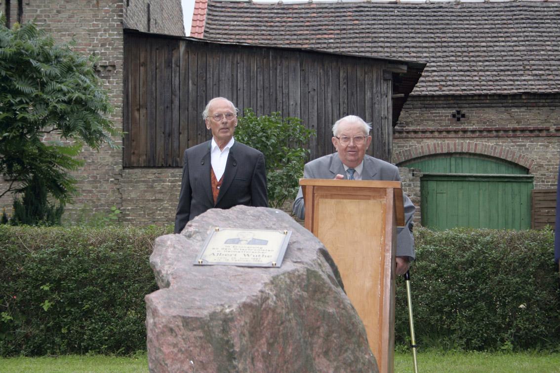 Gemeinsame Enthüllung des Denkmales durch den Schwiegersohn Willi Ulm und Horst Schulze