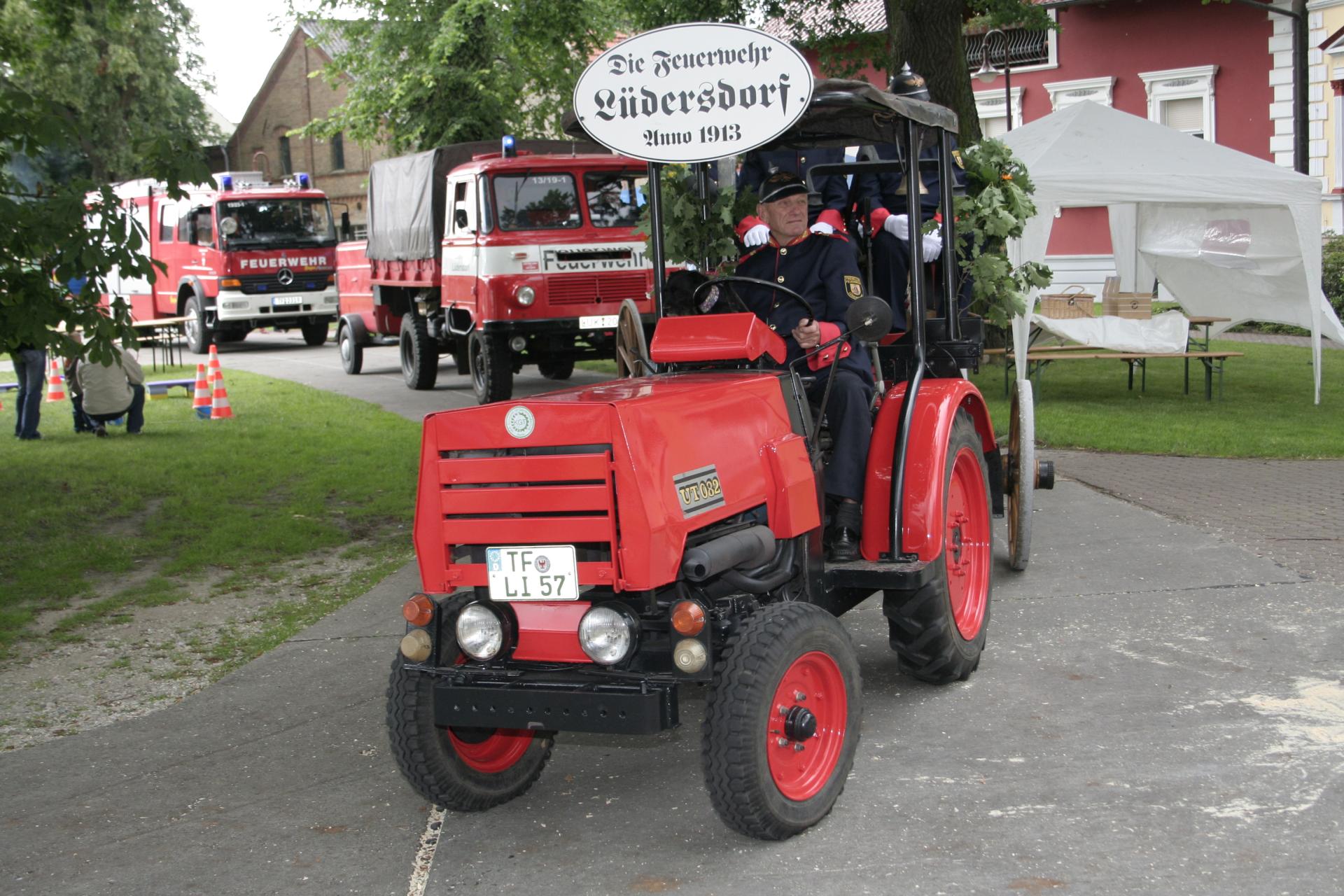 Roman Altwasser führt mit seinem Traktor die Lüdersdorfer Feuerwehr an