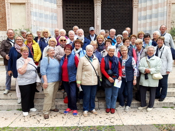 Reisegruppe in der Altstadt von Verona mit prachtvollen Palästen und gotischen Kirchen