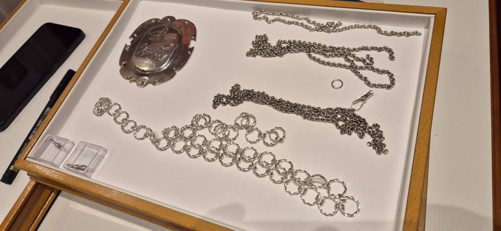 1 Plakette mit Kette und Verbindungsösen