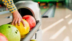 person-nimmt-bowlingkugel