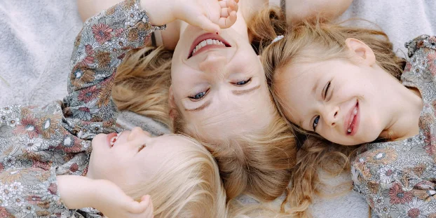 Familienbild-mit-zwei-Kindern_Zuschnitt