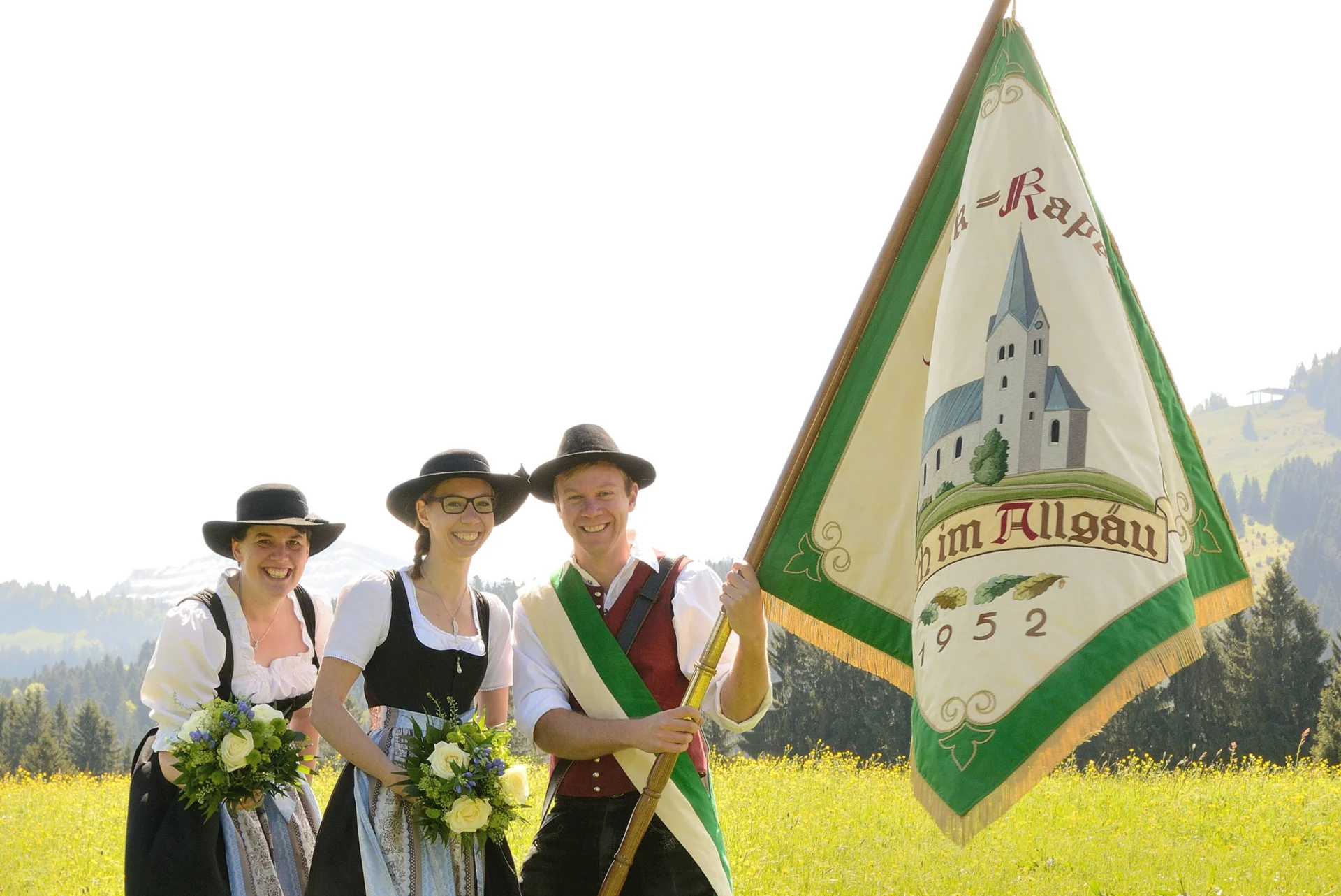 Fähnrich mit Fahnenbegleitung bearbeitet