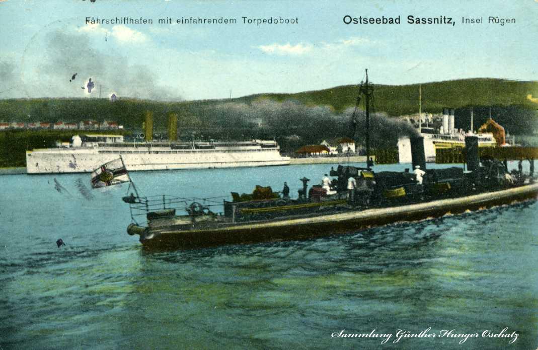 Ostseebad Sassnitz  Fährhafen mit einfahrenden Torpedoboot