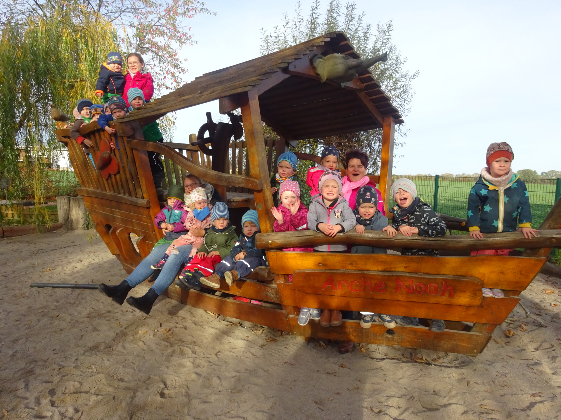 Kinder auf dem Spielplatz-Schiff