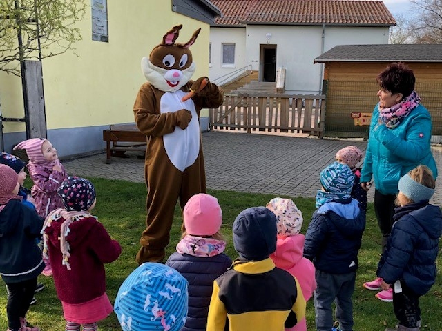 der Osterhase besucht die Kinder