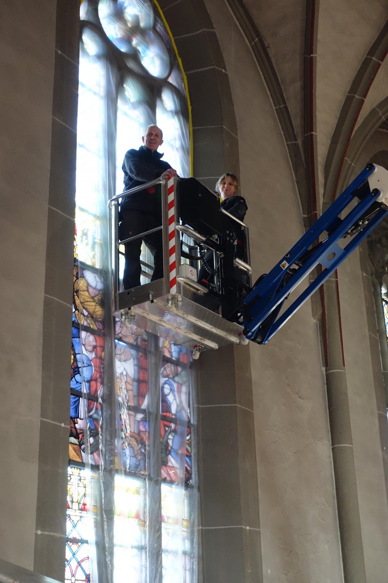 Nicole Sterzing und Christoph Diers schützen die Kirchenfenster