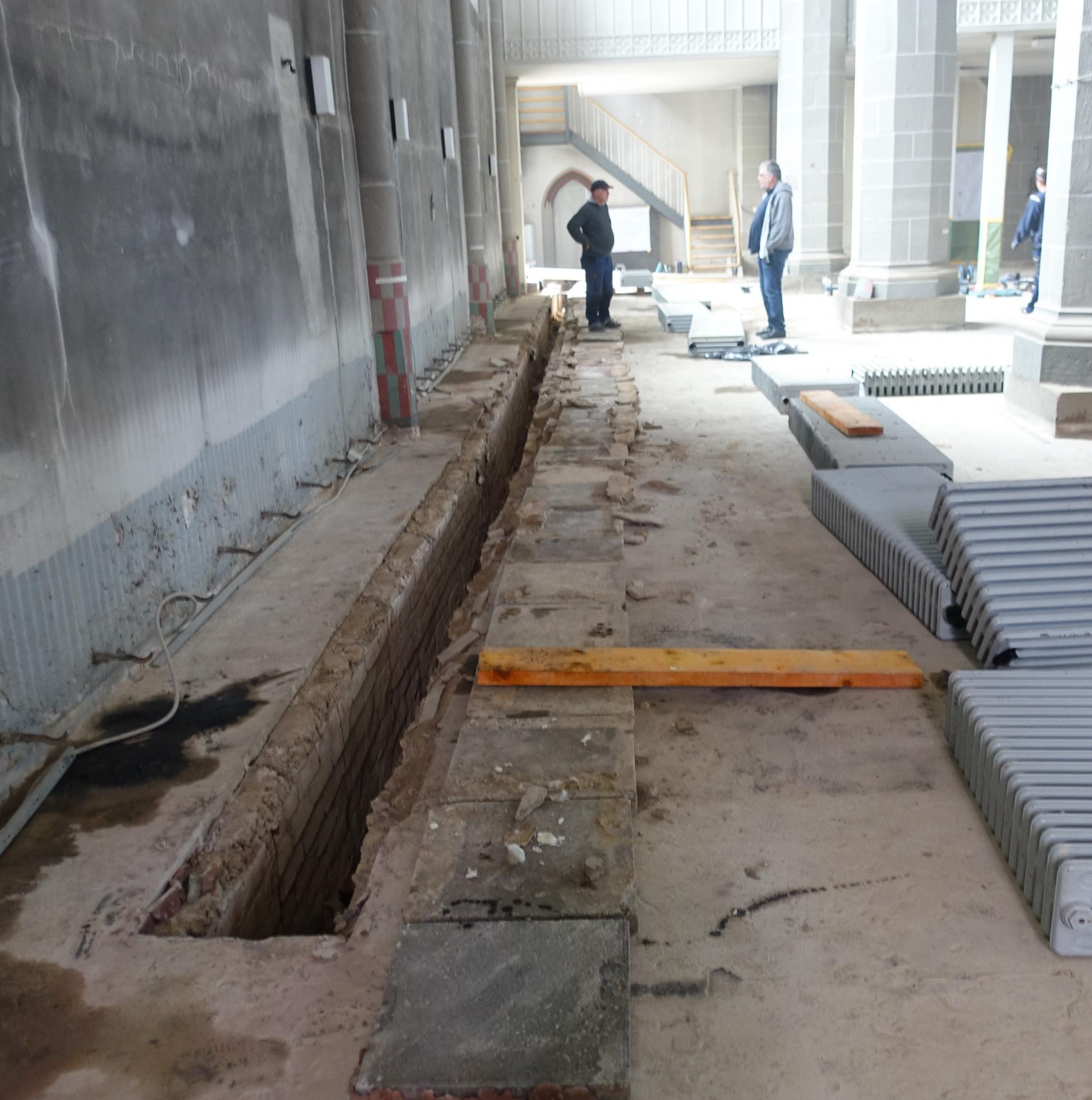 Die abgebauten Heizungskörper und den Schacht für die Unterflurkonvektoren an der Südseite. Die abgebauten Heizungskörper und den Schacht für die Unterflurkonvektoren an der Südseite.