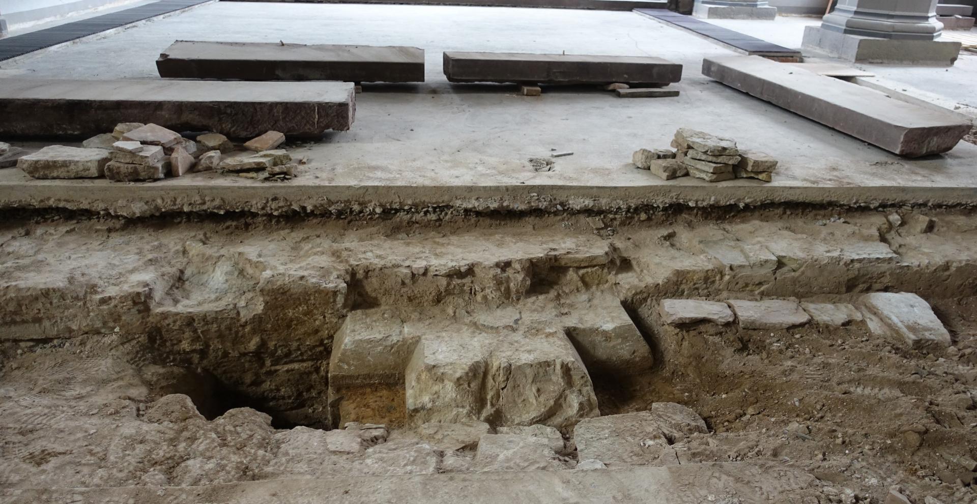 Bild 223 zeigt das Fundament einer Säule der Vorgängerkirche und einige Steine, die Dr. Stefan Teuber, der Stadtarchivar, für erhaltenswert ansah. Bild 223 zeigt das Fundament einer Säule der Vorgängerkirche und einige Steine, die Dr. Stefan Teuber, der Stadtarchivar, für erhaltenswert ansah.