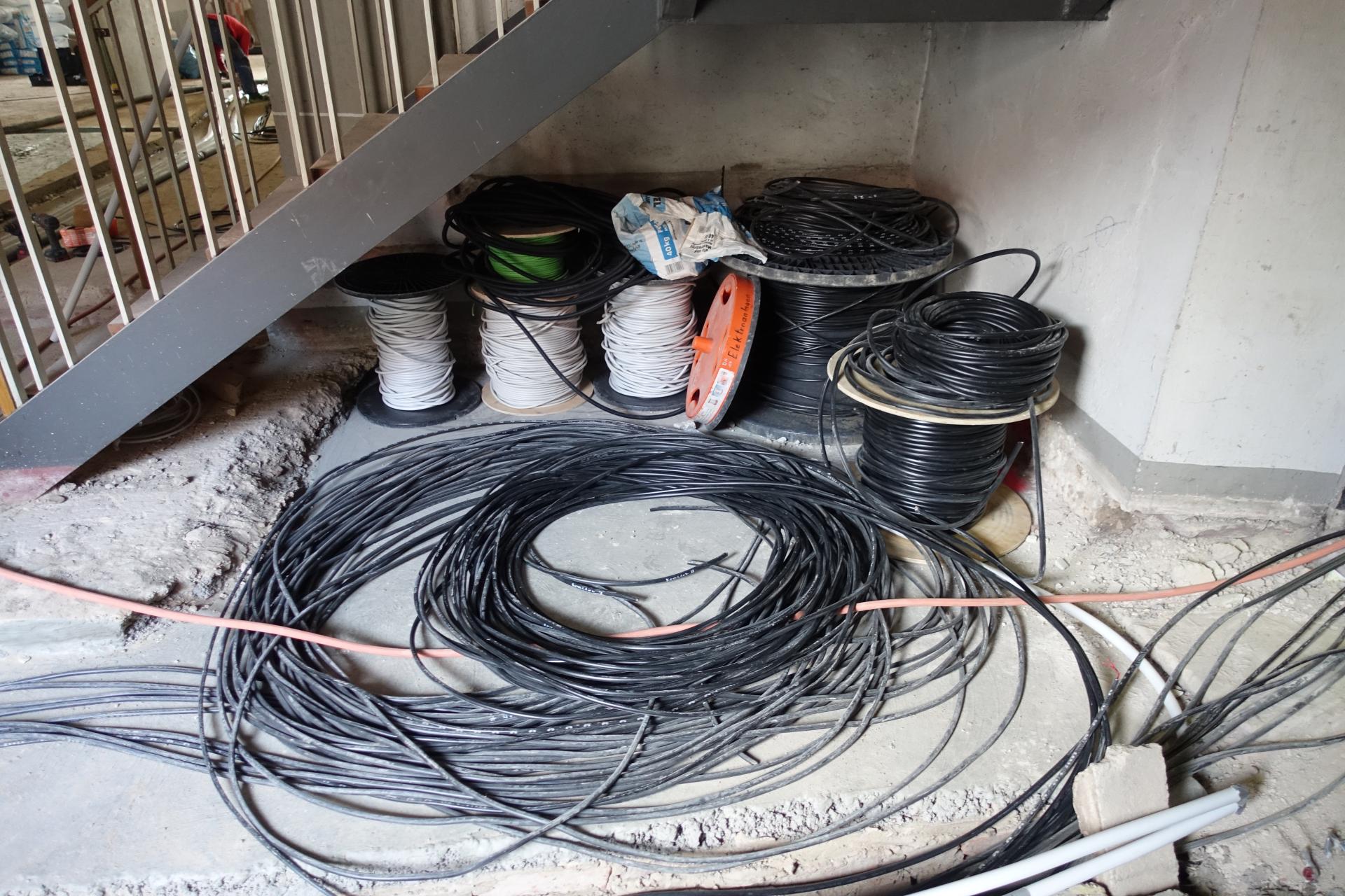 Bild 805 zeigt einen Teil der Kabel- es werden ca. 8 km in der Kirche verlegt Bild 805 zeigt einen Teil der Kabel- es werden ca. 8 km in der Kirche verlegt
