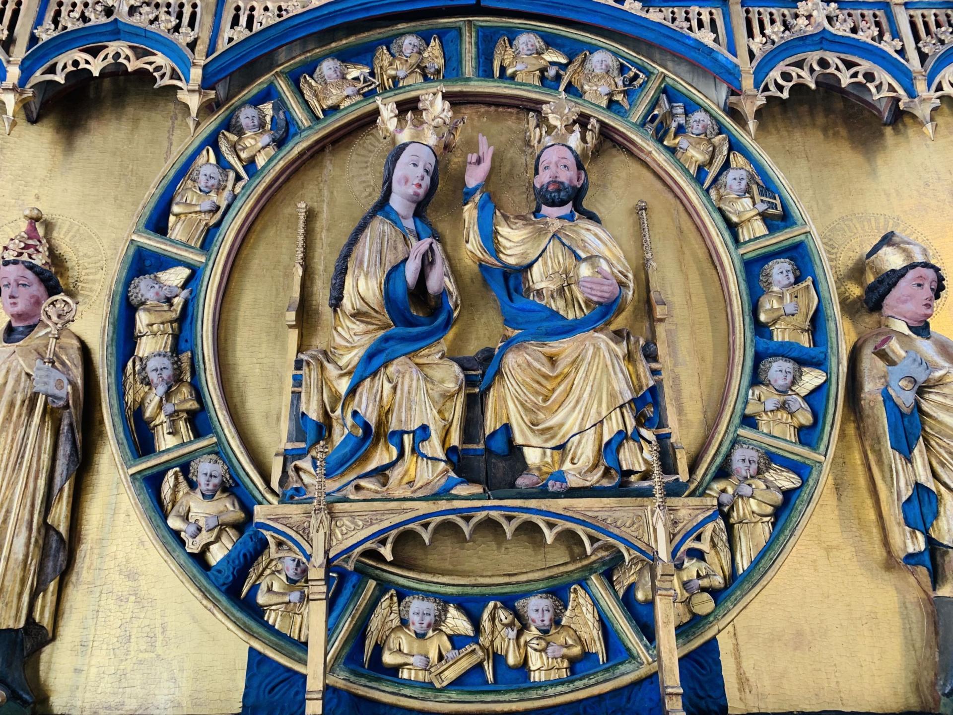 Engelskranz mit den musizierenden Engeln und der Marienkrönung im Hochaltar der St. Sixti-Kirche [St. Sixti]