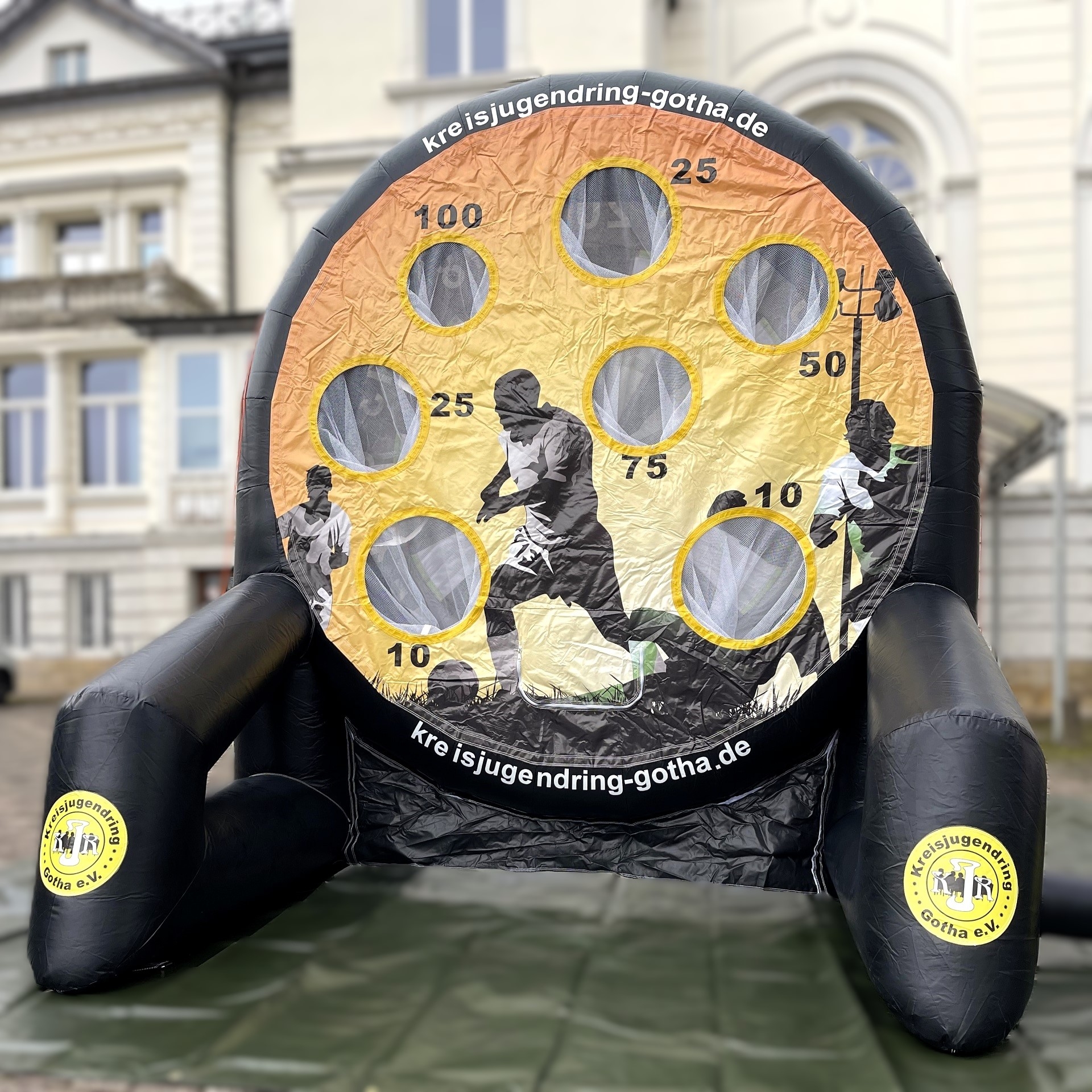 Fussballdart mit Lochwand