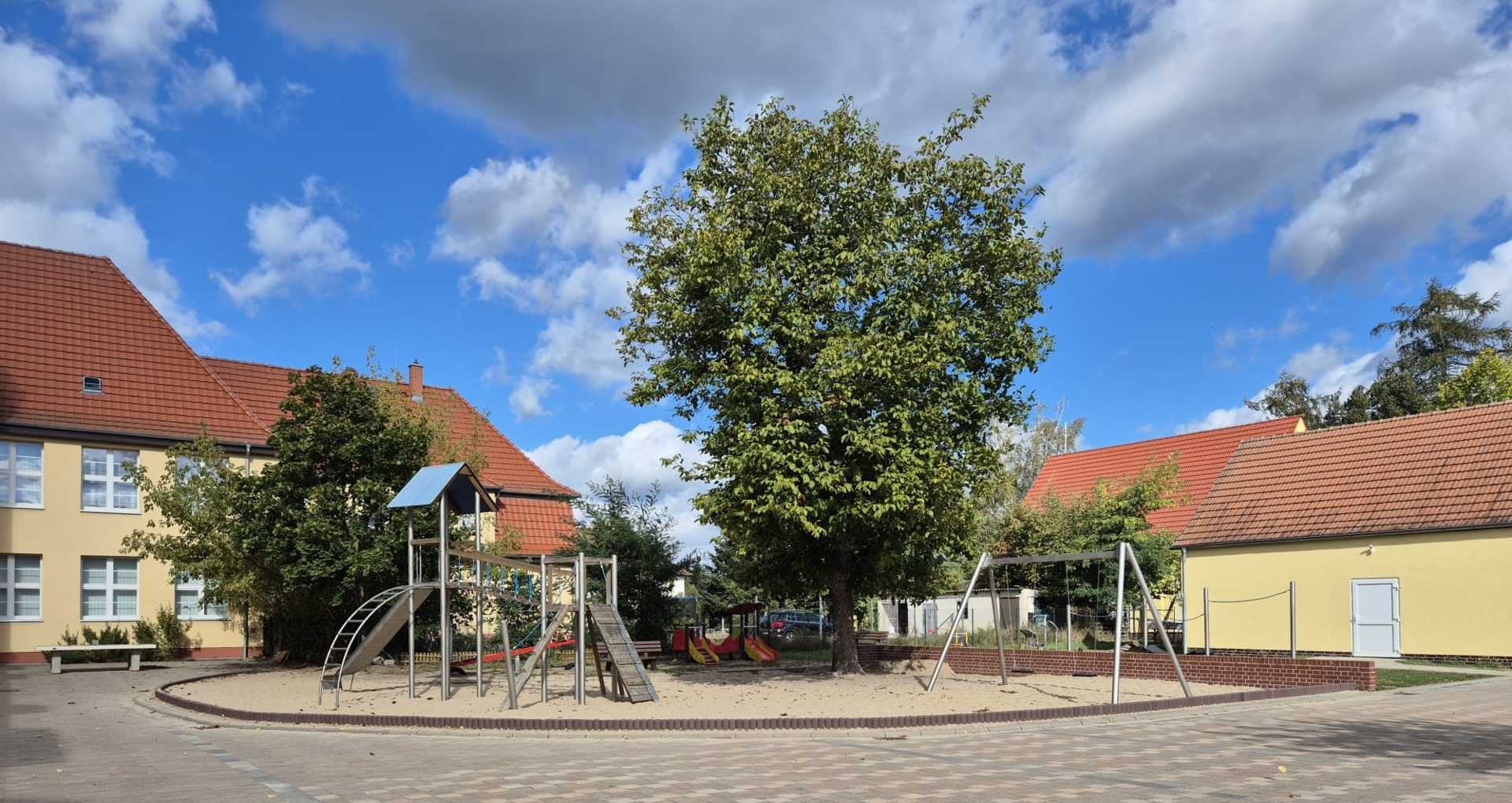 wir spielen auf dem öffentlichen Spielplatz der  Gemeinde Brieskow-Finkenheerd